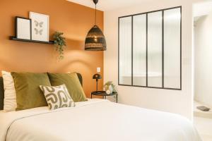 Ένα ή περισσότερα κρεβάτια σε δωμάτιο στο Appartement cosy centre grasse - CLIM +3 φωτογραφίες