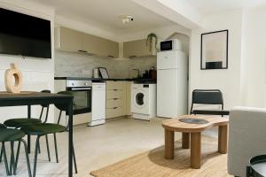Η κουζίνα ή μικρή κουζίνα στο Appartement cosy centre grasse - CLIM