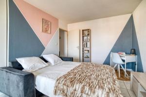 a bedroom with a large bed and a desk at Splendid et cosy T2 terrasse, Airbus et Aéroport in Toulouse +32 photos