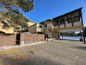 um estacionamento vazio em frente a um prédio em Northern Greens Resort and Conference Centre em Nipawin