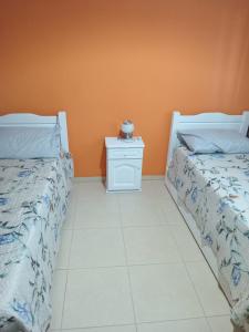 Dos camas una al lado de la otra en una habitación. en Cabañas Los 3 Hermanos, en Tanti