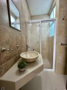 a bathroom with a sink and a glass shower at Amplio y lujoso departamento en Ixtapa in Ixtapa