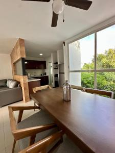 a kitchen and living room with a wooden dining room table at Amplio y lujoso departamento en Ixtapa in Ixtapa +42 photos