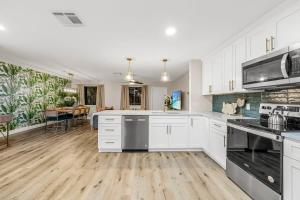 Кухня или мини-кухня в Coastal Retreat near the Beach
