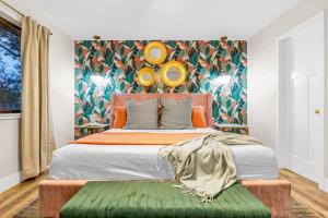 Кровать или кровати в номере Coastal Retreat near the Beach