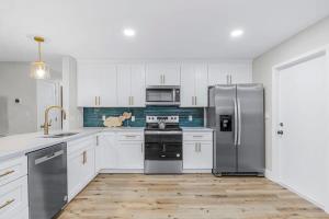 Кухня или мини-кухня в Coastal Retreat near the Beach
