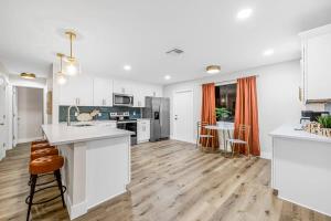 Кухня или мини-кухня в Coastal Retreat near the Beach
 +33 фотографии