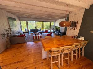 una sala da pranzo e un soggiorno con un grande tavolo in legno di Casa Lodge Campo La Tranquilidad a El Convento