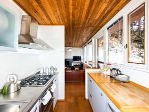 Η κουζίνα ή μικρή κουζίνα στο Chalet Auralpina near Cortina Olympics Games 2026