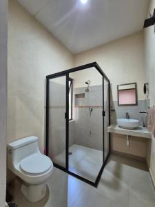 Un baño con ducha, inodoro y lavabo. en Quiet apartment on the second floor 3, en El Cuyo