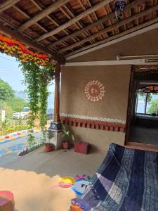 Kirti kewat Homestay في Maheshwar: غرفة في منزل بها جدار