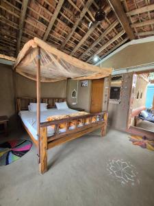 Kirti kewat Homestay في Maheshwar: غرفة نوم مع سرير بطابقين في غرفة