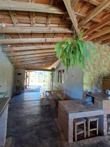 a living room with a wooden ceiling and a table at Refúgio dos Sonhos in Gonçalves