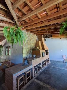 an outdoor kitchen in a building with a wooden ceiling at Refúgio dos Sonhos in Gonçalves