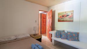 坦波Pura Vida Villa! Beachfront Golf and Country Club Los Delfines 24 hours security的一间卧室，里面有一张床、一张桌子和一扇门 更多49张照片