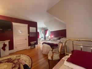 穆斯乔 瓦卡莫夫高地住宿加早餐酒店的一间有两张床和一间客厅的酒店房间