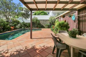 卡伦德拉Eastbourne U6 80 Esplanade Golden Beach的带桌子和游泳池的露台 更多7张照片