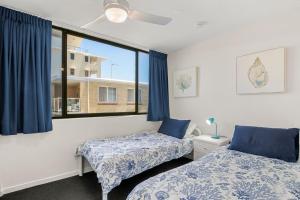 卡伦德拉Eastbourne U6 80 Esplanade Golden Beach的有窗户的房间里有两张床