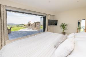 Postel nebo postele na pokoji v ubytování Llety-Cariad