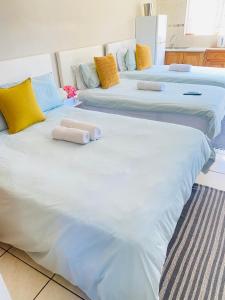 Postel nebo postele na pokoji v ubytování EThembeni Guesthouse