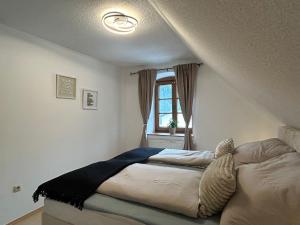 una camera da letto con un letto e una finestra di Faraway Homes Studios Bad Leonfelden a Haid