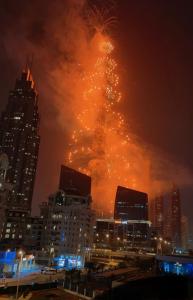's Nachts brandt er brand in een stad bij Central Park towers Difc suite kings in Dubai