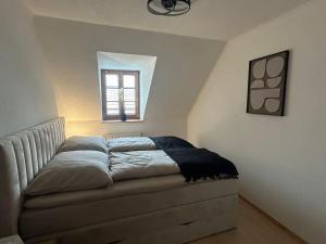 un letto in una stanza con una finestra di Faraway Homes Studios Bad Leonfelden a Haid