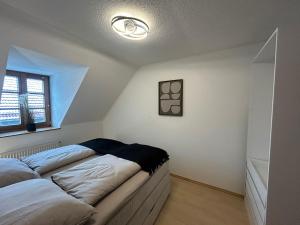 una camera da letto con due letti e una finestra di Faraway Homes Studios Bad Leonfelden a Haid