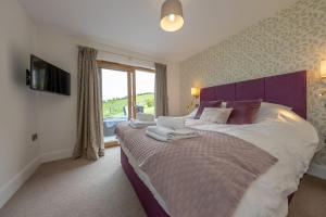 Ένα ή περισσότερα κρεβάτια σε δωμάτιο στο Llety-Hiraeth