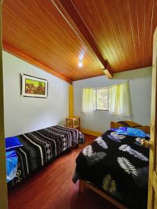 Ένα ή περισσότερα κρεβάτια σε δωμάτιο στο Hospedaje el Mirador