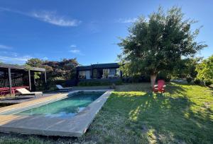 un cortile con piscina e una casa di Casa Lodge Campo La Tranquilidad a El Convento
