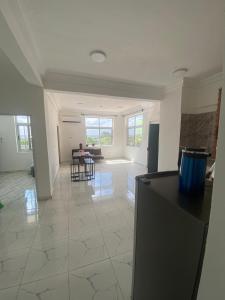 un soggiorno con una persona seduta a un tavolo di Sigma Theta Homes - Ayi Mensah a Peduasi Altre 9 foto