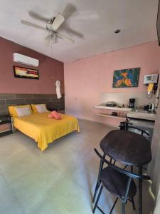 ein Schlafzimmer mit einem Bett und einem Tisch und Stühlen in der Unterkunft Quiet second-floor apartment 4 in El Cuyo