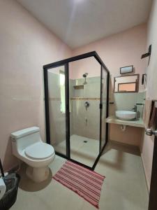 ein Badezimmer mit Dusche, Toilette und Waschbecken in der Unterkunft Quiet second-floor apartment 4 in El Cuyo