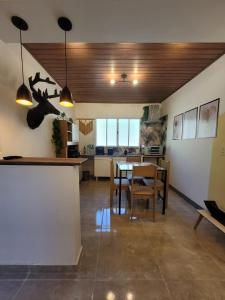 eine Küche und ein Esszimmer mit Tisch und Stühlen in der Unterkunft Studio com hidromassagem em Guararema in Guararema