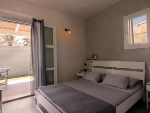 Un dormitorio con una cama y una ventana grande. en Il Giardino di Angelo, en Cava dʼAliga