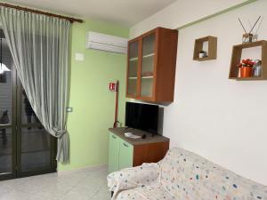 Μια τηλεόραση ή/και κέντρο ψυχαγωγίας στο Appartamento CasaSoleMare Fondachello