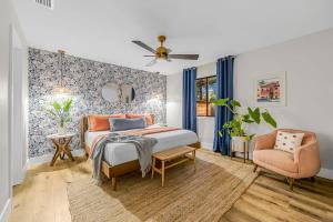 Кровать или кровати в номере Coastal Oasis - Unique 2BR Beach Bungalow