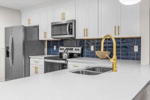 Кухня или мини-кухня в Coastal Oasis - Unique 2BR Beach Bungalow
