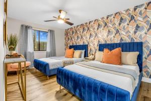 Кровать или кровати в номере Coastal Oasis - Unique 2BR Beach Bungalow