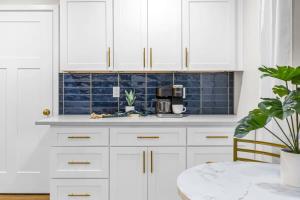 Кухня или мини-кухня в Coastal Oasis - Unique 2BR Beach Bungalow
