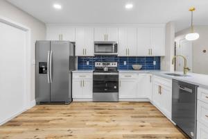 Кухня или мини-кухня в Coastal Oasis - Unique 2BR Beach Bungalow
 +30 фотографий