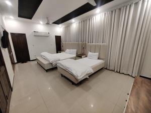 Ένα ή περισσότερα κρεβάτια σε δωμάτιο στο Evergreen Lodge - Unmarried couples are not allowed