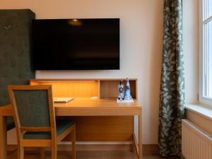 Μια τηλεόραση ή/και κέντρο ψυχαγωγίας στο Gutshotel Odelzhausen +27 φωτογραφίες