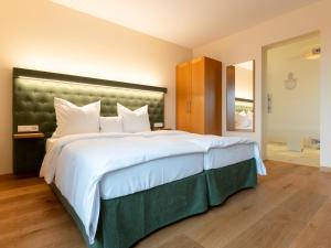 Ένα ή περισσότερα κρεβάτια σε δωμάτιο στο Gutshotel Odelzhausen