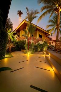 una casa con palme e luci di fronte ad essa di Tulum Villa Resort Koh Samui a Nathon Bay