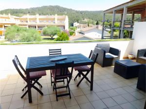 un tavolo nero e sedie sul balcone di Casa rural de estilo rústico a Bonastre