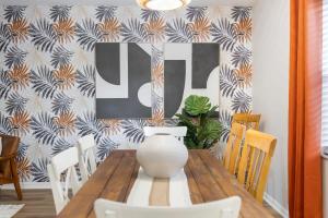 Гостиная зона в Cocoa Beach 3BR Retreat w Hot Tub & Patio