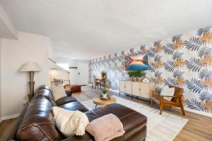 Гостиная зона в Cocoa Beach 3BR Retreat w Hot Tub & Patio