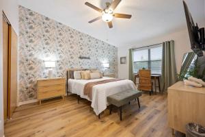 Кровать или кровати в номере Cocoa Beach 3BR Retreat w Hot Tub & Patio